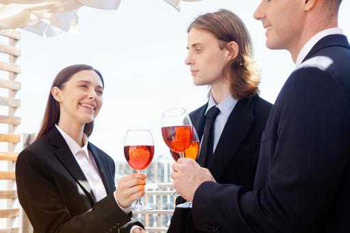 ワイングラスを持ち笑う女性を見る男性 男女,外国人,ビジネスの写真素材