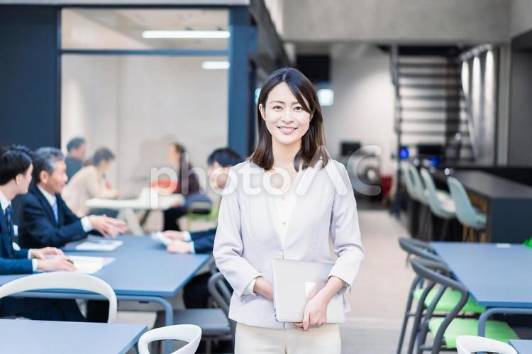 オフィスで働くキャリアウーマン デスクワーク,生活,男性の写真素材