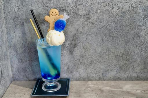 夏に映えるブルーのクリームソーダ 夏に映えるブルーのクリームソーダの写真
