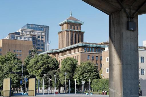 歴史と現代の交差点 歴史と現代の交差点 歴史的建物,高層ビル,コンクリート柱の写真素材