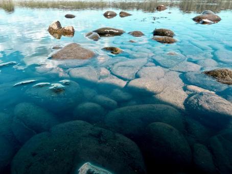 透き通った川底と大きな石ころの川辺 川底,清流,水の写真素材