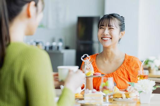 カフェでヌン活をする若い女性 カフェでヌン活をする若い女性の写真