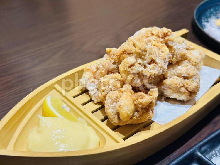 船盛り器に盛り付けられた唐揚げ 唐揚げ,から揚げ,鶏肉の写真素材