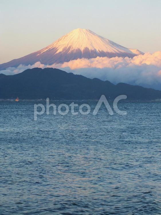 低気圧通過後　たくさん雪が積もった富士山 富士山,雪,頂上の写真素材