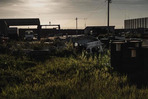 <Material> Drums placed in the parking lot inside the fishing port, JPG