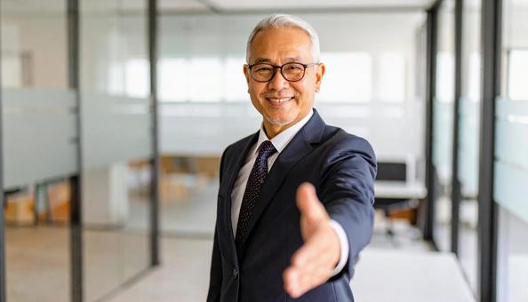 握手を求める日本人サラリーマン 握手を求める日本人サラリーマンの写真