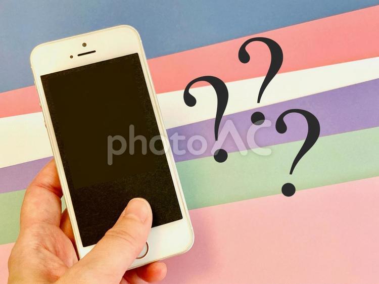 スマホを持つ手元とはてなマーク はてなマーク,スマホ,携帯電話の写真素材