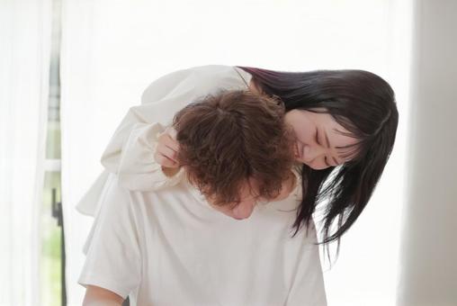 仲良くじゃれ合う幸せそうなカップル 女性,男性,カップルの写真素材