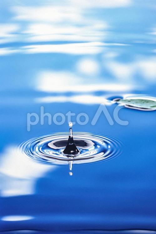 水紋と雲　映り込み8 水紋,水滴,跳ね返りの写真素材