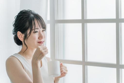 朝、歯磨き・歯をブラッシングする女性 朝、歯磨き・歯をブラッシングする女性 歯磨き,歯,歯ブラシの写真素材