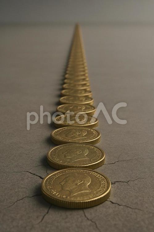 続く価値の列（並ぶ金貨） 金貨,硬貨,通貨の写真素材
