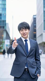 指をさすビジネスマン 指をさすビジネスマンの写真