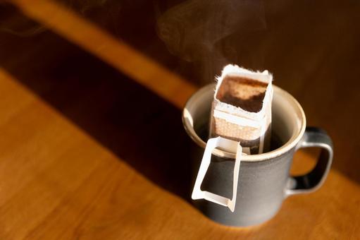 ドリップパックで淹れるホットコーヒー コーヒー,ドリップコーヒー,ドリップバッグの写真素材