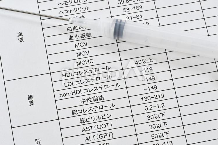 健康診断結果用紙と注射器 健康診断,検査,結果の写真素材
