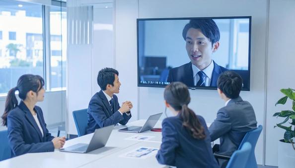 複数でオンライン会議をするビジネス風景 複数でオンライン会議をするビジネス風景の写真