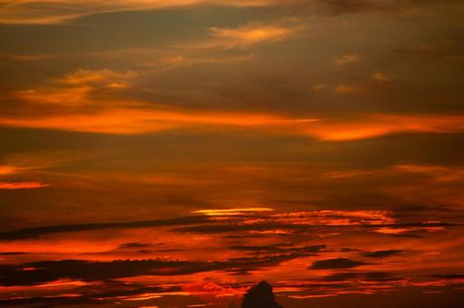 オレンジ色に染まる夕焼け空 オレンジ色に染まる夕焼け空 雲,空,風景の写真素材