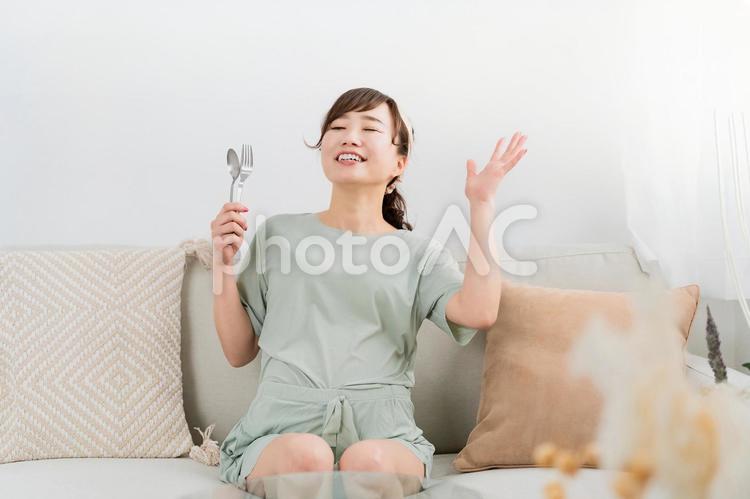 スプーンとフォークを持つ大食いの女性 妊婦,肥満,大食いの写真素材