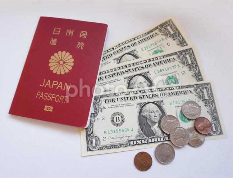 パスポートとアメリカのお金 bill,coin,moneyの写真素材