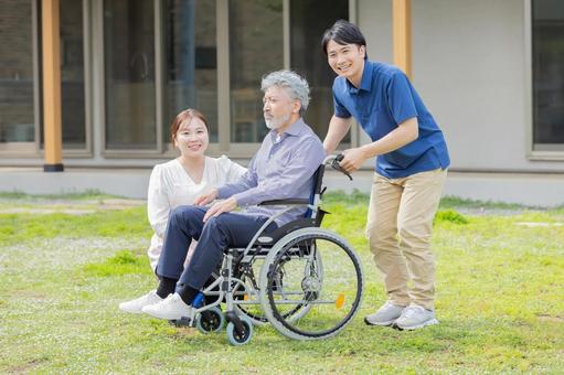 車椅子に乗ったシニア男性とへルパー 車椅子に乗ったシニア男性とへルパー シニア,介護,車椅子の写真素材