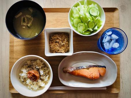玄米ご飯でヘルシー朝食(真上ver.) 玄米ご飯でヘルシー朝食(真上ver.) 玄米ごはん,黒ゴマ,レタスの写真素材