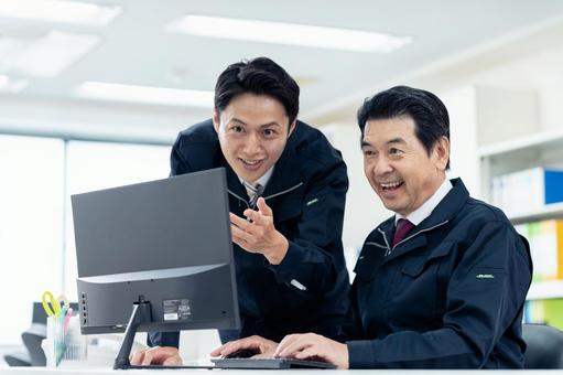 オフィスで働くビジネスマン オフィスで働くビジネスマン エンジニア,ビジネスマン,ビジネスの写真素材