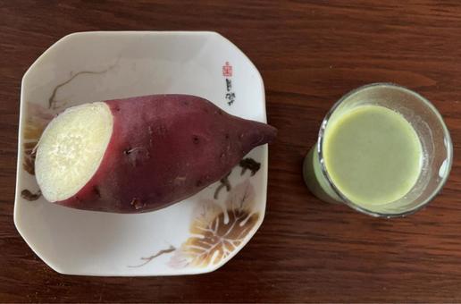 さつまいも紅はるかと酵素青汁牛乳の昼食 さつまいも紅はるかと酵素青汁牛乳の昼食 さつまいも,紅はるか,おいしいの写真素材