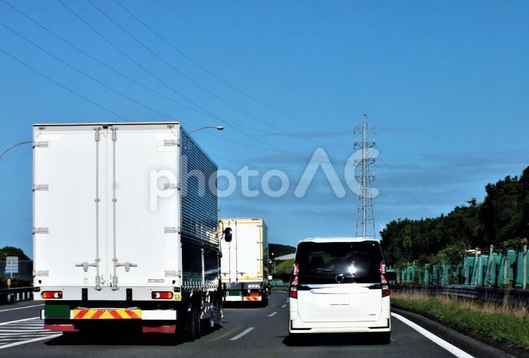 高い送電塔と高速道路のトラックの列 トラック,送電塔,ビジネスの写真素材