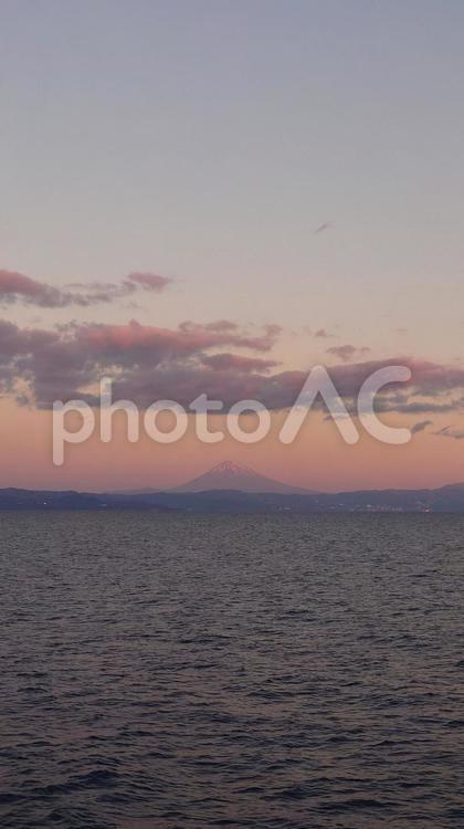 フェリーから見る富士山(縦) 富士山,mt.fuji,朝の写真素材