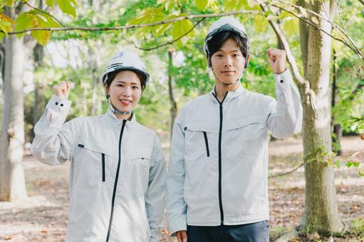 作業着の男女が働く仕事 ビジネス ガッツ 作業着の男女が働く仕事 ビジネス ガッツ 作業員,作業着,ビジネス男女の写真素材