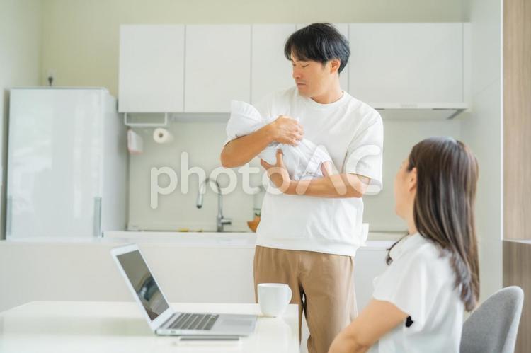 テレワークする女性と男性 赤ちゃん,夫婦,家族の写真素材