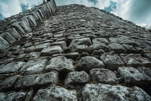 石造りの壁を見上げる視点の写真