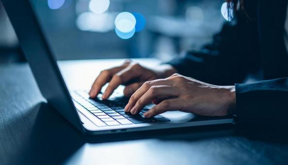 キーボードを入力する手の写真