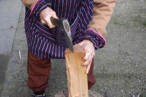 薪割り・あたりをつける 薪割り,斧,薪の写真素材