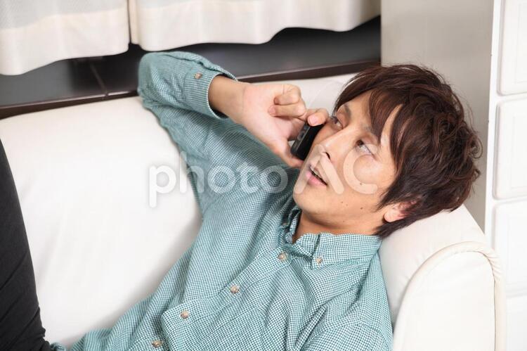 あ、もしもし俺だけど4 男性,スマホ,電話の写真素材
