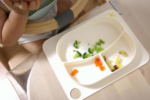 離乳食の野菜を手づかみ食べする子ども 子ども,赤ちゃん,手づかみの写真素材