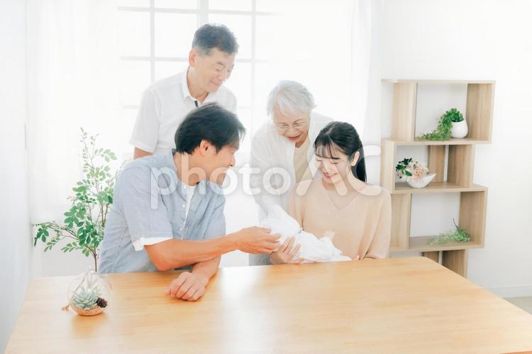 老夫婦と若い夫婦（里帰り出産） 孫,家族,出産の写真素材