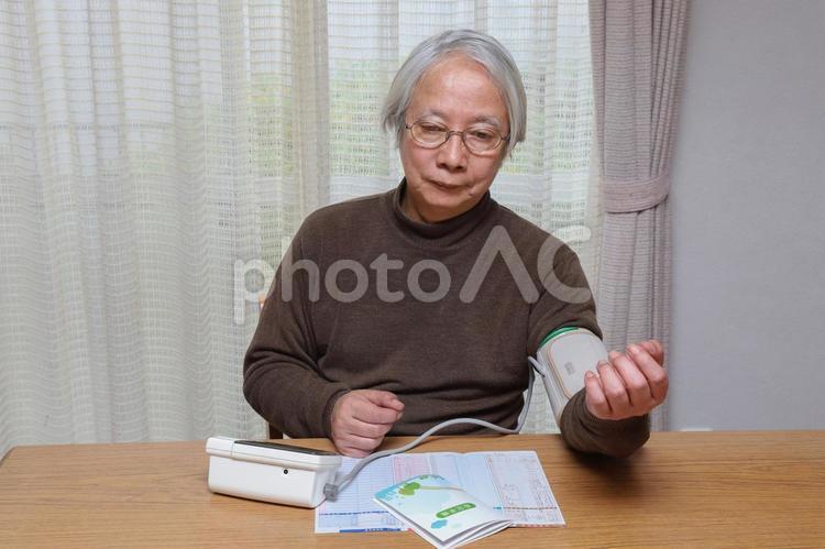 血圧を測るシニア 血圧,高血圧,シニアの写真素材