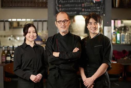 Asian men and women working in restaurants, un uomo, donna, gli anziani, JPG