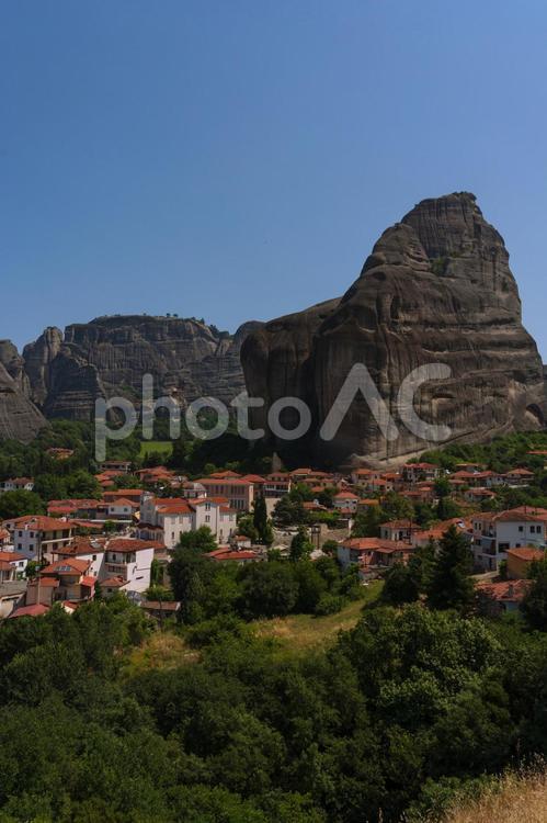 メテオラ　奇岩群と街並み_2 ギリシャ,メテオラ,奇岩群の写真素材