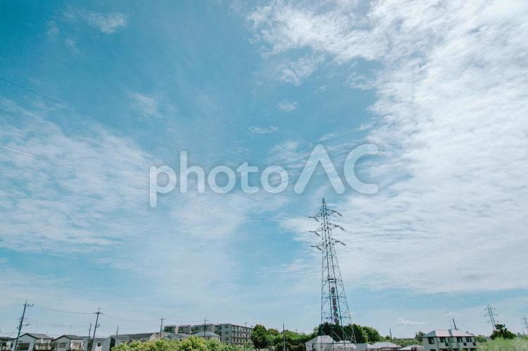 鉄塔のある爽やかな風景1 鉄塔,電線,空の写真素材