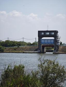 水門のある川辺の風景 水門,川,河川の写真素材