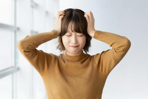 頭を抱えて困る女性・ビジネスウーマン 頭を抱えて困る女性・ビジネスウーマン 女性,困る,悩むの写真素材