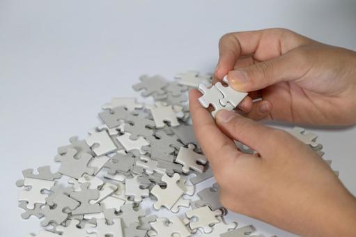 パズルピースを手に持つ手 パズル,手,ピースの写真素材
