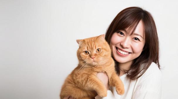 猫を抱っこする女性の写真