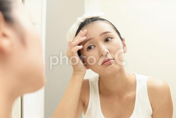 顔のしわを気にする女性 女性,女,美容の写真素材