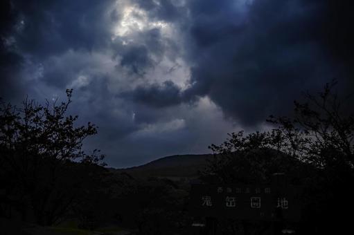 <五島の風景>夏の雨の夜明けの鬼岳園地 <五島の風景>夏の雨の夜明けの鬼岳園地 夜明け,夕暮れ,夕方の写真素材