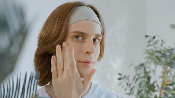 目元をチェックするヘアバンドをした男性 男性,外国人,欧米人の写真素材