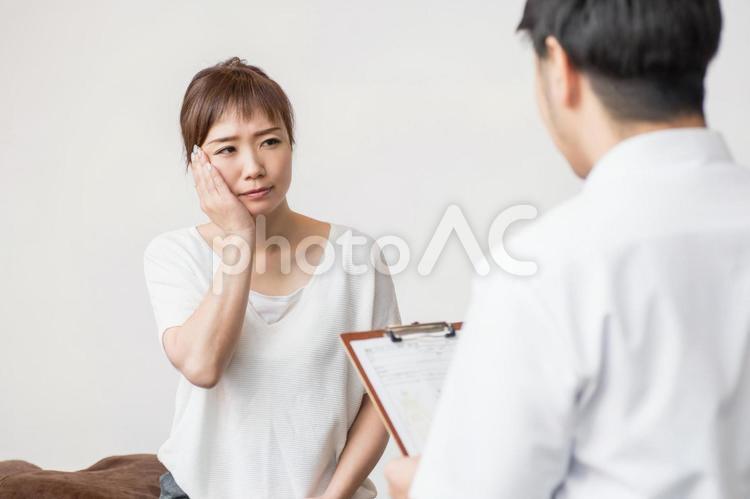 カウンセリングを受ける女性（肌） 肌,皮膚炎,弾力の写真素材