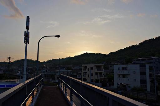 歩道橋より松山市郊外の夕景 歩道橋より松山市郊外の夕景 歩道橋,残照,入陽の写真素材