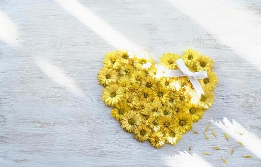 黄色の花のフレーム 花,ハート,ハートフレームの写真素材